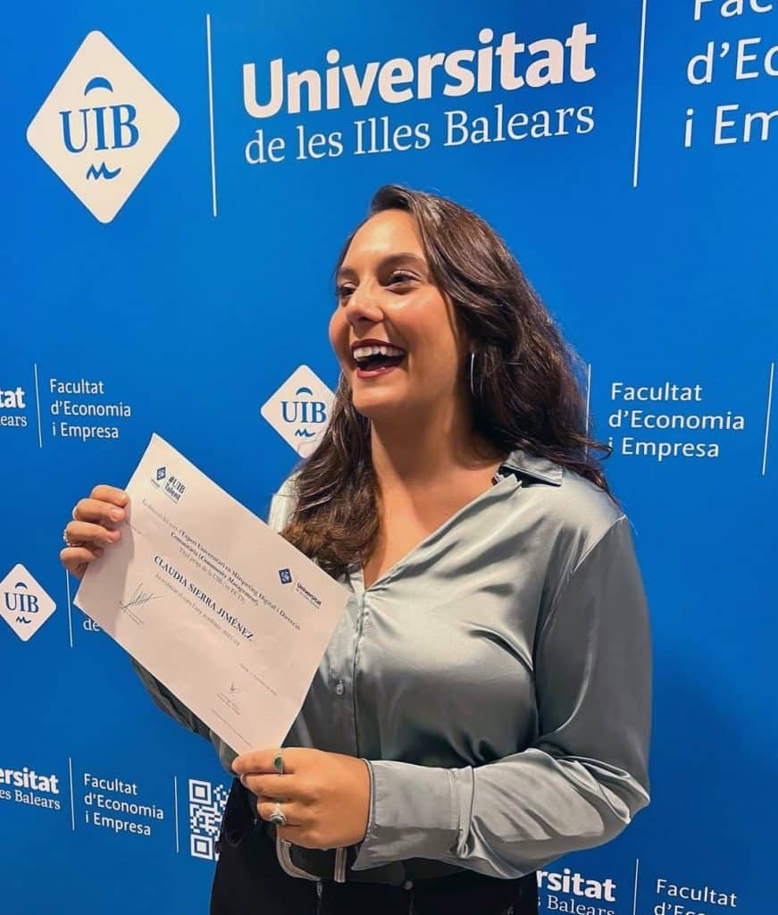 Claudia Sierra freelancer community manager recibiendo un titulo de la universitat de les Illes Balears